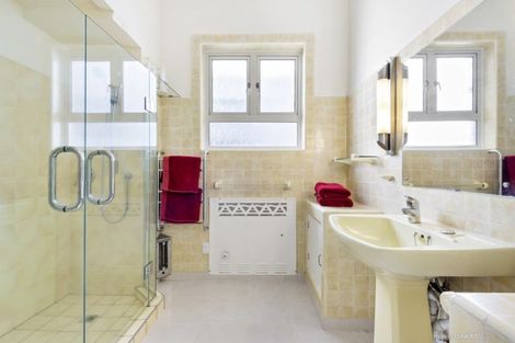 Photo of property in Anscombe Apartments, 212 Oriental Parade, Oriental Bay, Wellington, 6011