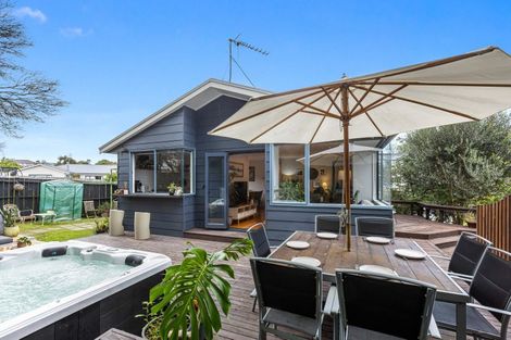 Photo of property in 11 Donald Street, Stanmore Bay, Whangaparaoa, 0932