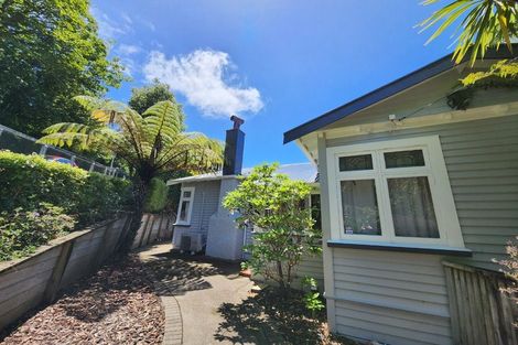 Photo of property in 76 Glenmore Street, Northland, Wellington, 6012