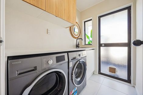 Photo of property in 43 Athena Drive, Totara Vale, Auckland, 0629