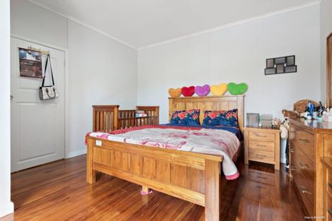 Photo of property in 70 Portage Road, New Lynn, Auckland, 0600