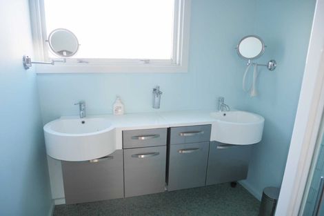 Photo of property in 32 Raekura Place, Redcliffs, Christchurch, 8081