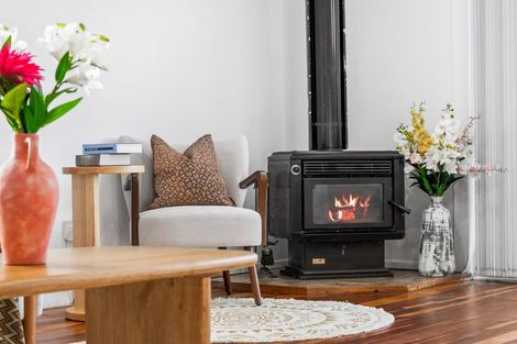 Photo of property in 2 Lowtherhurst Road, Massey, Auckland, 0614