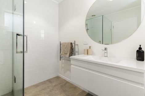 Photo of property in 1/39 Sunset Road, Totara Vale, Auckland, 0632