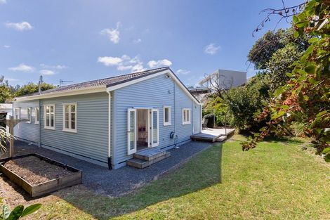 Photo of property in 24 Queens Road, Waikanae Beach, Waikanae, 5036