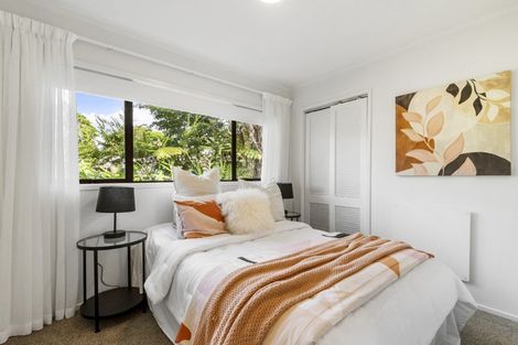 Photo of property in 2/7 Tallington Crescent, Torbay, Auckland, 0630