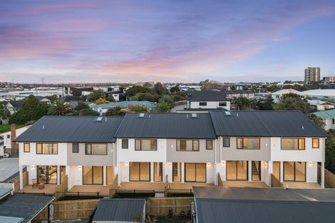 Photo of property in 7/16 Binsted Road, New Lynn, Auckland, 0600