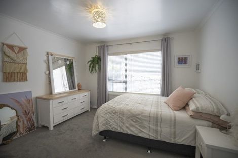 Photo of property in 131 Chelsea View Drive, Chatswood, Auckland, 0626