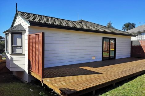 Photo of property in 2/1 Landsdale Place, Massey, Auckland, 0614