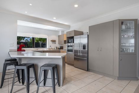 Photo of property in 2 Four Oaks Place, Pukekohe, 2120