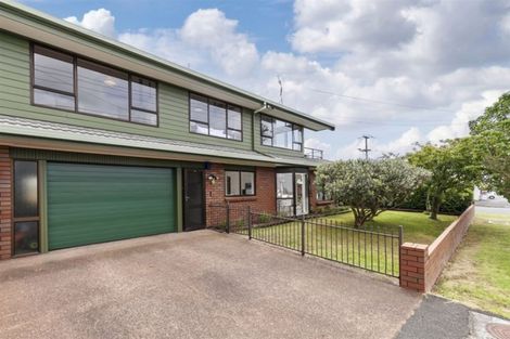 Photo of property in 2/20a Old Lake Road, Narrow Neck, Auckland, 0624