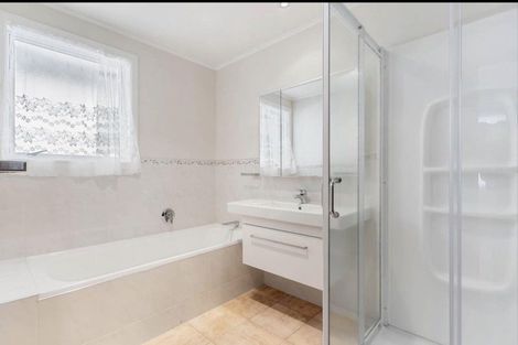 Photo of property in 19 Carole Crescent, Pakuranga, Auckland, 2010