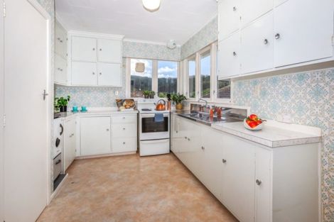 Photo of property in 39 Saint Johns Terrace, Tawa, Wellington, 5028