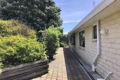 Photo of property in 100 Marine Parade, Bluff, 9814