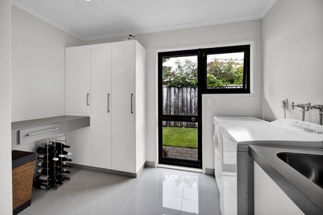 Photo of property in 3b Larsen Place, Merrilands, New Plymouth, 4312
