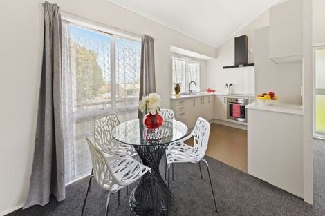 Photo of property in 2/20 Solveig Place, Randwick Park, Auckland, 2105