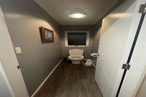 Photo of property in 16 Evesham Place, Newlands, Wellington, 6037