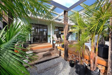 Photo of property in 2 Island View Terrace, Waikanae Beach, Waikanae, 5036