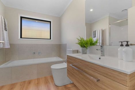 Photo of property in 16 Sam Heywood Place, Pyes Pa, Tauranga, 3112