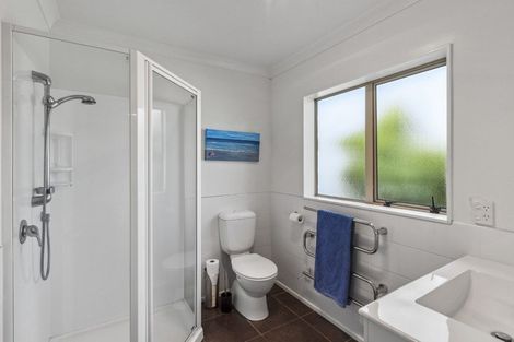 Photo of property in 35 Holcombe Drive, Paraparaumu, 5032