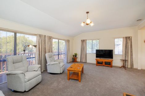 Photo of property in 9 Hillgrove Place, Fitzherbert, Palmerston North, 4410