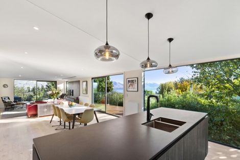 Photo of property in 34 Cedar Drive, Kelvin Heights, Queenstown, 9300