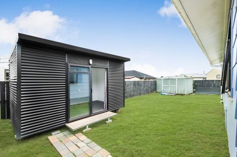 Photo of property in 2/10 Hatherley Place, Clendon Park, Auckland, 2103