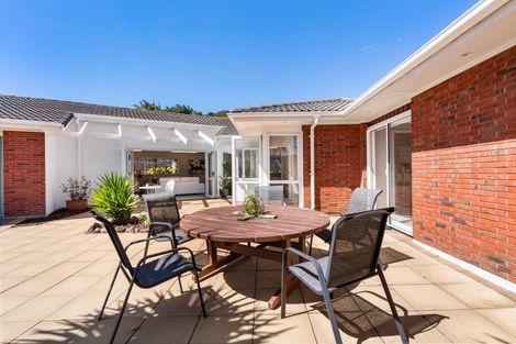 Photo of property in 15 Pickwick Parade, Mellons Bay, Auckland, 2014