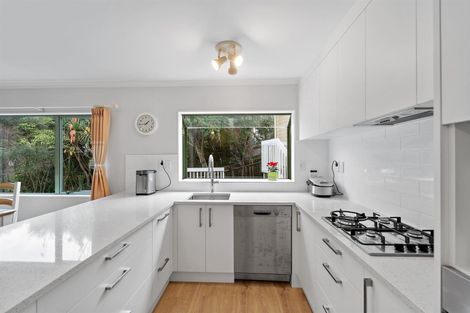 Photo of property in 32a Deverell Place, Northcross, Auckland, 0632