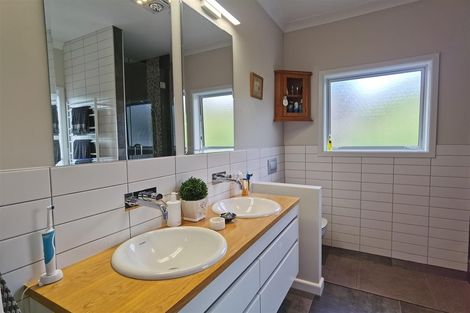 Photo of property in 172 Mellons Bay Road, Mellons Bay, Auckland, 2014