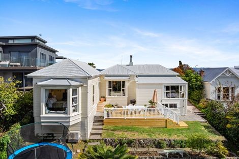 Photo of property in 13 Roslyn Road, Bluff Hill, Napier, 4110