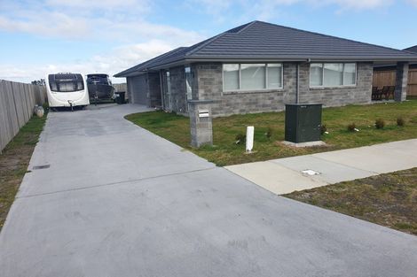 Photo of property in 30 Kaurinui Crescent, One Tree Point, 0118