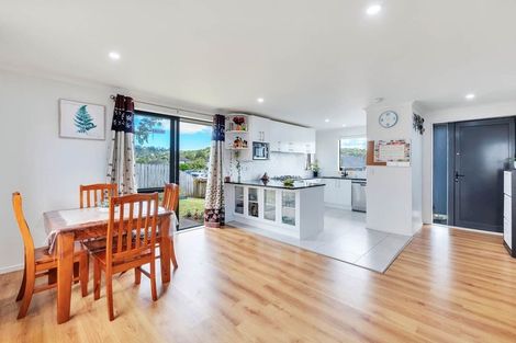 Photo of property in 20 Misty Valley Drive, Henderson, Auckland, 0612