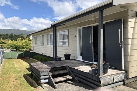 Photo of property in 23 Aniseed Grove, Timberlea, Upper Hutt, 5018