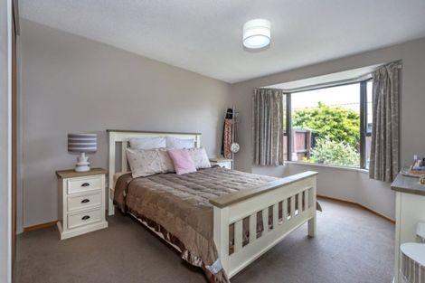 Photo of property in 5 Kruse Place, Redwood, Christchurch, 8051