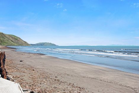 Photo of property in 2/33 Beach Road, Paekakariki, 5034
