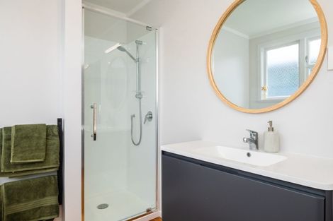 Photo of property in 34 Brooker Grove, Newlands, Wellington, 6037