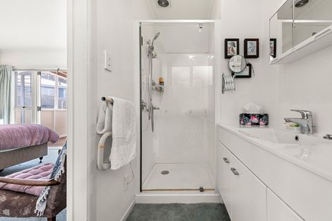 Photo of property in 4 Cotswold Crescent, Newlands, Wellington, 6037