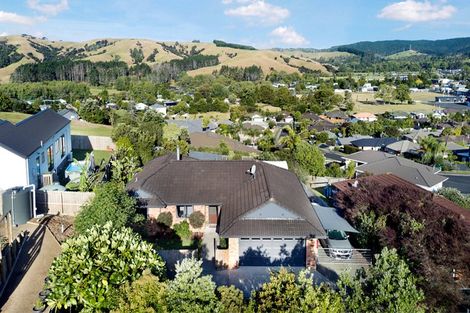 Photo of property in 32 Te Kauri Place, Helensville, 0800