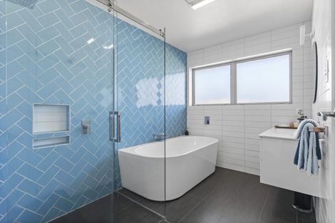 Photo of property in 24 Gulf Crest, Bucklands Beach, Auckland, 2012