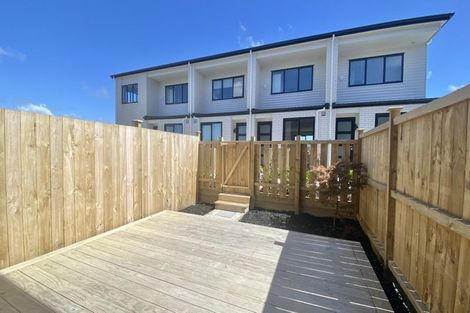 Photo of property in 2/86 Fred Taylor Drive, Westgate, Auckland, 0814