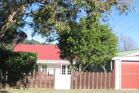 Photo of property in 11 Hinau Street, Eastbourne, Lower Hutt, 5013