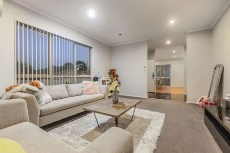 Photo of property in 8 Mcwhirters Farm Lane, Massey, Auckland, 0614