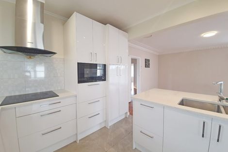 Photo of property in 35a Bradbury Road, Botany Downs, Auckland, 2010