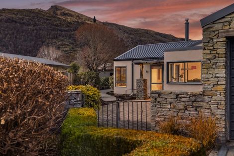 Photo of property in 11 Elva Dawson Place, Arrowtown, 9302