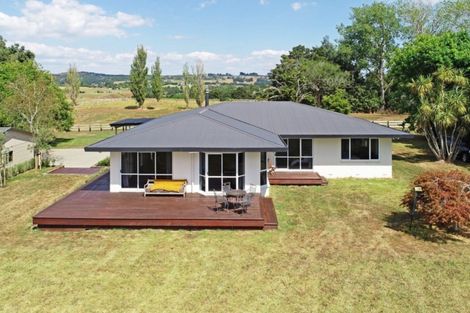 Photo of property in 21 Bush Road, Waiatarua, Auckland, 0604