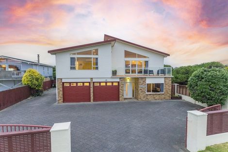 Photo of property in 14 Field Way, Waikanae Beach, Waikanae, 5036