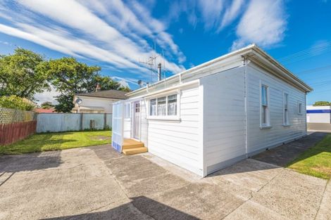 Photo of property in 16 Carlton Avenue, Gonville, Whanganui, 4501