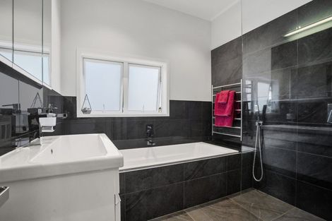 Photo of property in 29 Ravenstone Place, Chatswood, Auckland, 0626