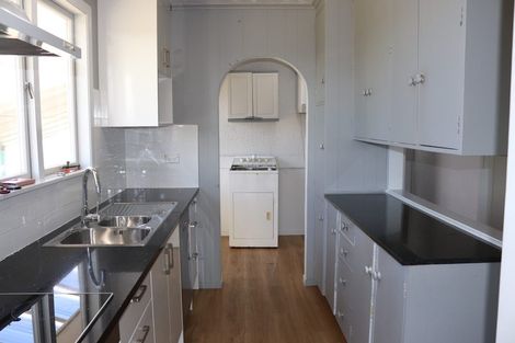 Photo of property in 10 Ingleby Place, Kelston, Auckland, 0602